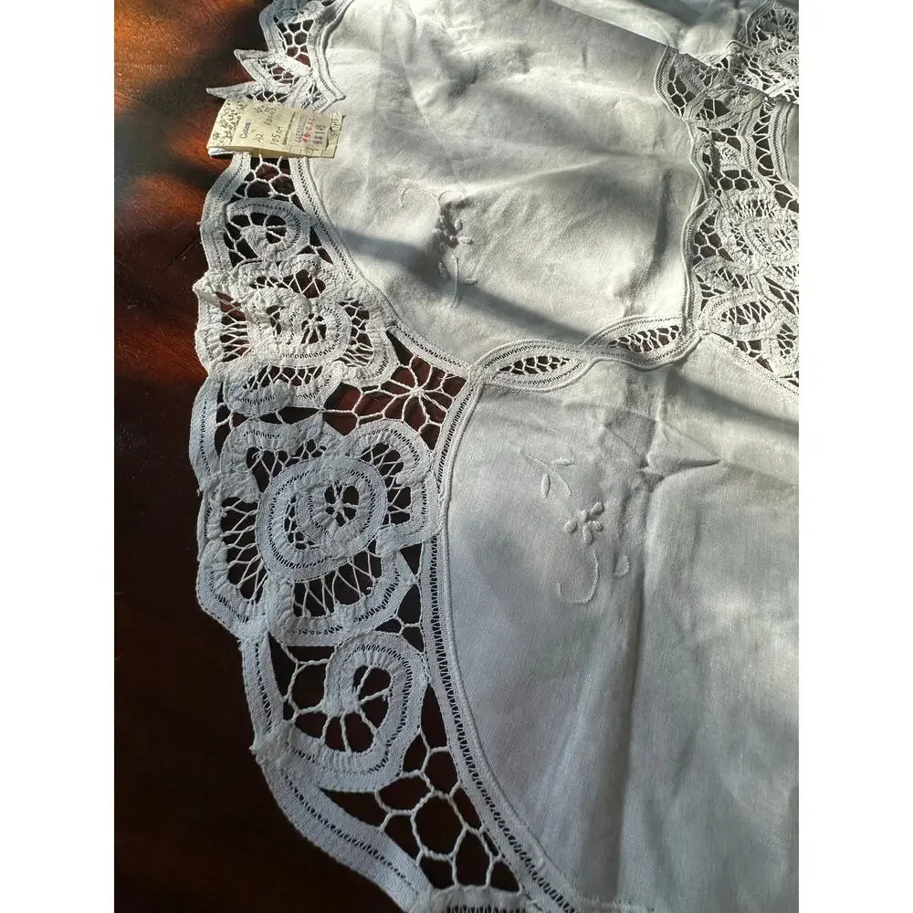 Vintage white, round tablecloth Battenburg lace embroidered floral 42”